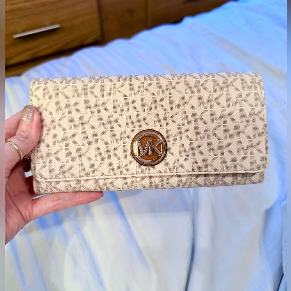 MK Gold Logo Cream Wallet - Picture 3 of 10